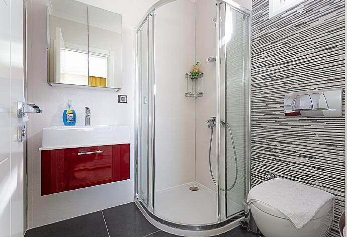 En suite bathroom with overhead shower . - Villa Nirvana . (Fotogalerie) }}