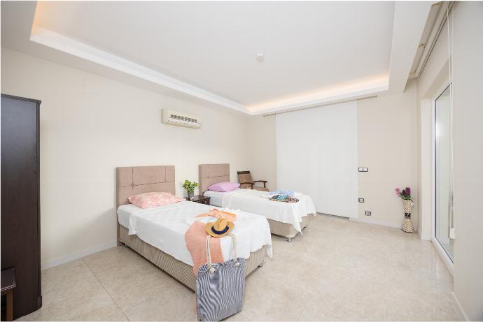 Twin bedroom with A/C . - Villa Nirvana . (Галерея фотографий) }}