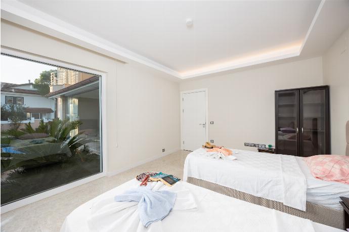 Twin bedroom with A/C . - Villa Nirvana . (Галерея фотографий) }}