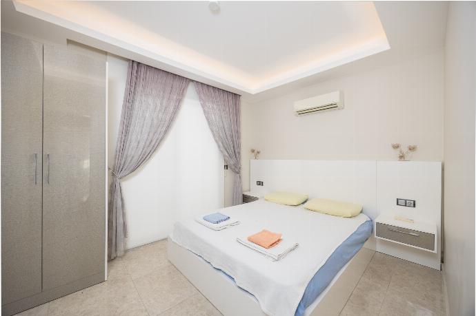 Double bedroom with A/C . - Villa Nirvana . (Галерея фотографий) }}