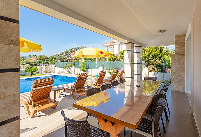 Sheltered terrace area . - Villa Ozcelik . (Fotogalerie) }}