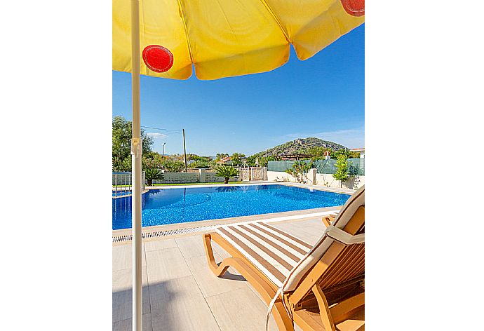 Private pool and terrace . - Villa Ozcelik . (Galería de imágenes) }}