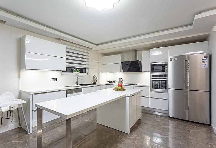 Equipped kitchen . - Villa Ozcelik . (Galerie de photos) }}