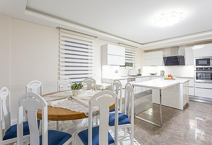 Dining area and equipped kitchen . - Villa Ozcelik . (Galerie de photos) }}