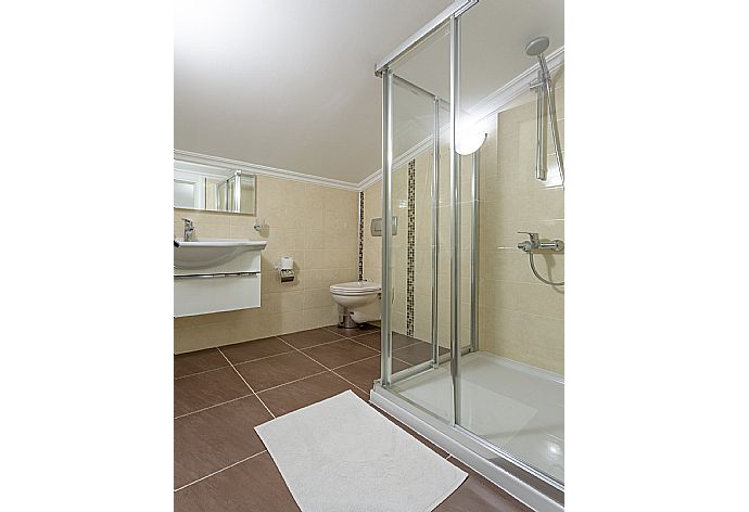 En suite bathroom with overhead shower . - Villa Ozcelik . (Galleria fotografica) }}