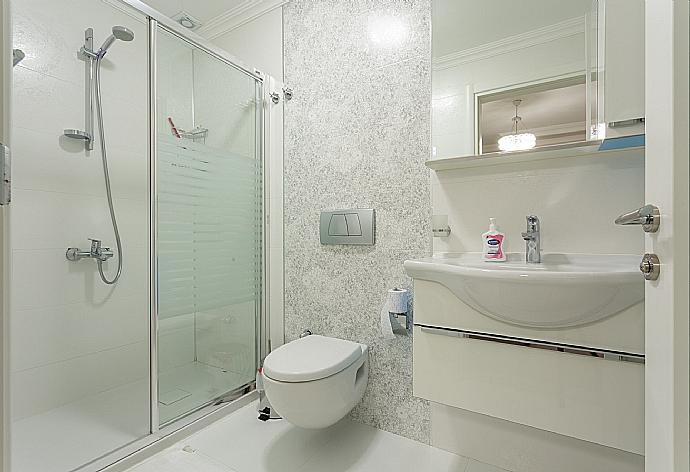 En suite bathroom with overhead shower . - Villa Ozcelik . (Fotogalerie) }}