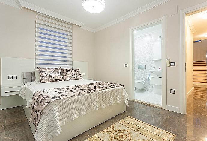 Double bedroom with en suite bathroom, A/C, TV, and balcony access . - Villa Ozcelik . (Photo Gallery) }}