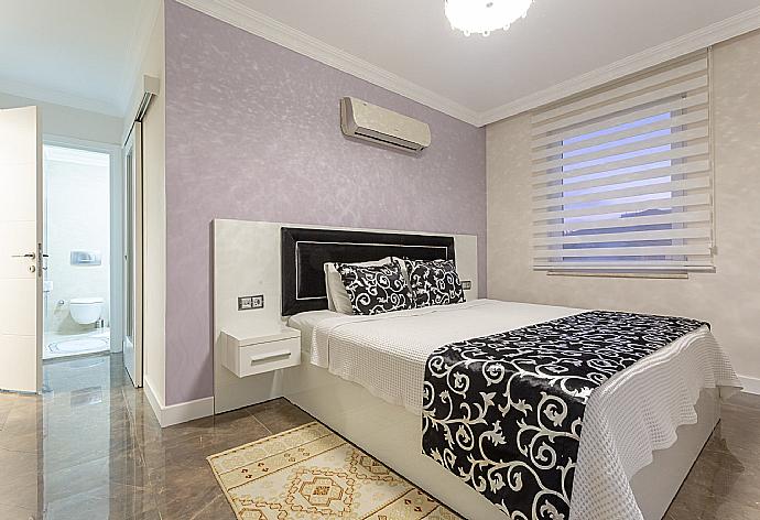 Double bedroom with en suite bathroom and A/C . - Villa Ozcelik . (Photo Gallery) }}