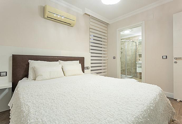 Double bedroom with en suite bathroom, A/C, and balcony access . - Villa Ozcelik . (Галерея фотографий) }}