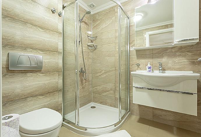 En suite bathroom with overhead shower . - Villa Ozcelik . (Photo Gallery) }}
