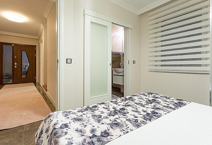 Double bedroom with en suite bathroom and A/C . - Villa Ozcelik . (Photo Gallery) }}