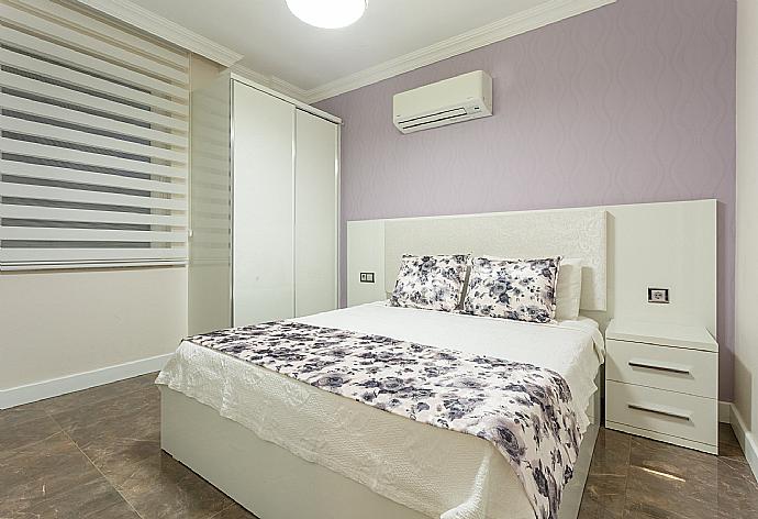 Double bedroom with en suite bathroom and A/C . - Villa Ozcelik . (Photo Gallery) }}