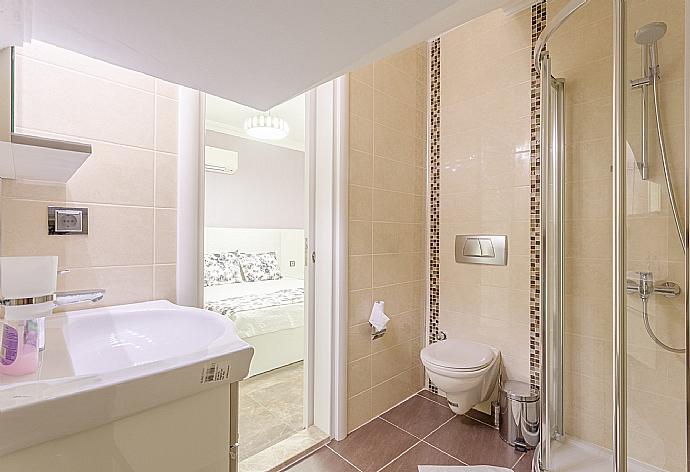 En suite bathroom with overhead shower . - Villa Ozcelik . (Galerie de photos) }}