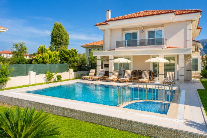 Play VILLA OZCELIK Video