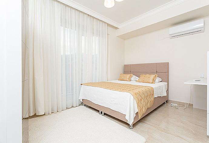 Double bedroom with en suite bathroom, A/C, and balcony access . - Villa Mina . (Galerie de photos) }}