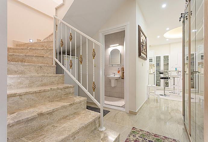 Stairway between ground and first floor . - Villa Mina . (Fotogalerie) }}