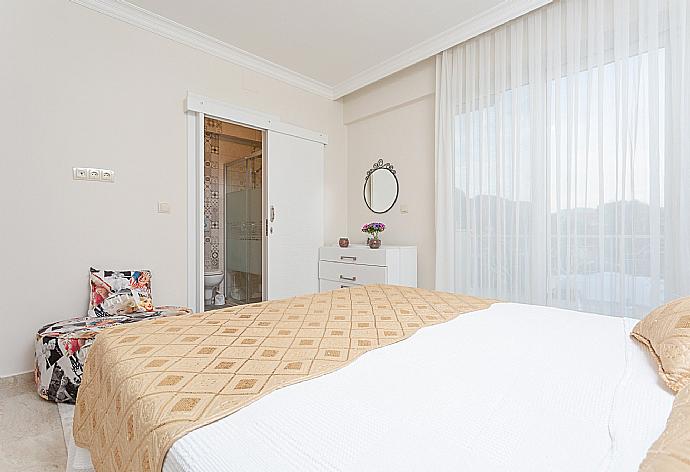 Double bedroom with en suite bathroom, A/C, and balcony access . - Villa Mina . (Fotogalerie) }}