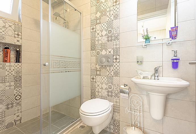 En suite bathroom with overhead shower . - Villa Mina . (Photo Gallery) }}