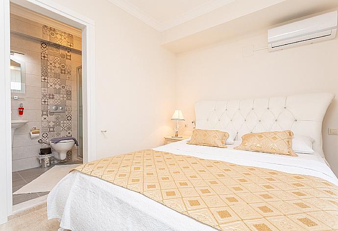 Double bedroom with en suite bathroom, A/C, and balcony access . - Villa Mina . (Fotogalerie) }}