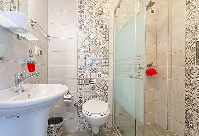 En suite bathroom with overhead shower . - Villa Mina . (Fotogalerie) }}