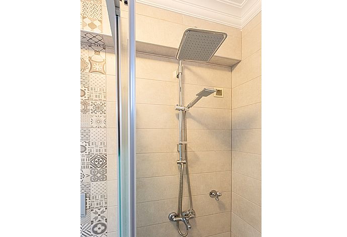 En suite bathroom with overhead shower . - Villa Mina . (Галерея фотографий) }}