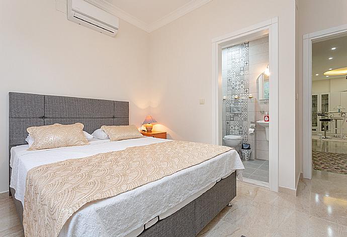 Double bedroom with en suite bathroom and A/C . - Villa Mina . (Galerie de photos) }}