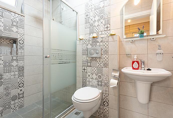 En suite bathroom with overhead shower . - Villa Mina . (Галерея фотографий) }}