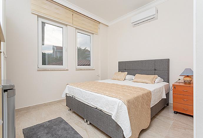 Double bedroom with en suite bathroom and A/C . - Villa Mina . (Galerie de photos) }}