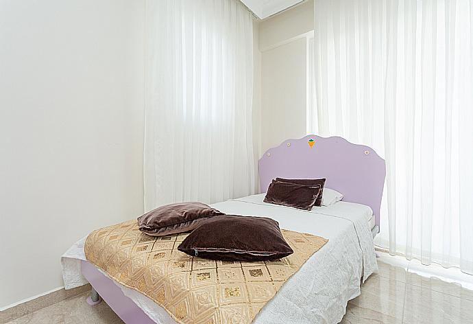 Single bedroom with A/C . - Villa Mina . (Galería de imágenes) }}