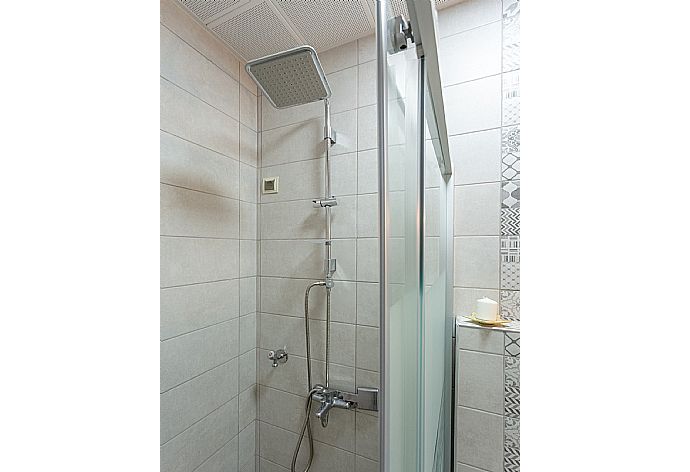 En suite bathroom with overhead shower . - Villa Mina . (Photo Gallery) }}