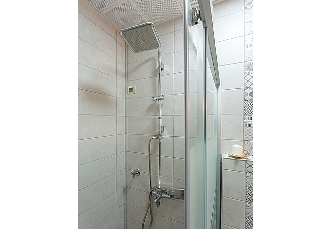 En suite bathroom with overhead shower . - Villa Mina . (Галерея фотографий) }}