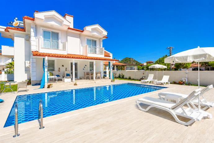 Play VILLA MINA Video