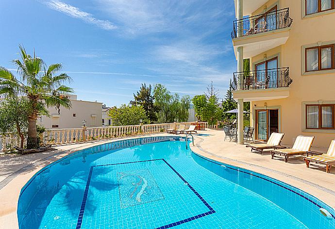 ,Beautiful apartment with shared pool and terrace with sea views . - Defne Apartment . (Galleria fotografica) }}