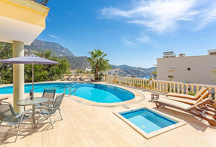 Shared pool and terrace with sea views . - Defne Apartment . (Galleria fotografica) }}