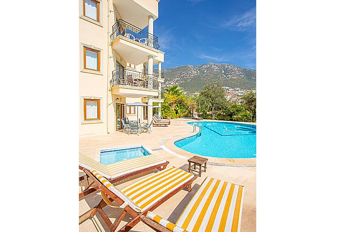 Shared pool and terrace with sea views . - Defne Apartment . (Galería de imágenes) }}