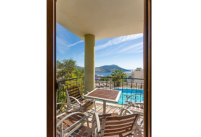 Balcony with sea views . - Defne Apartment . (Galería de imágenes) }}
