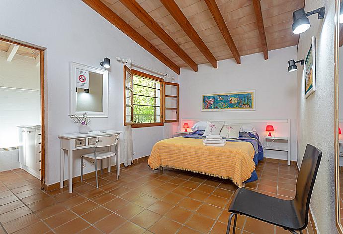 Double bedroom with en suite bathroom and A/C . - Can Fanals . (Fotogalerie) }}