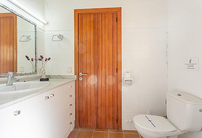 En suite bathroom with bath and shower . - Can Fanals . (Fotogalerie) }}