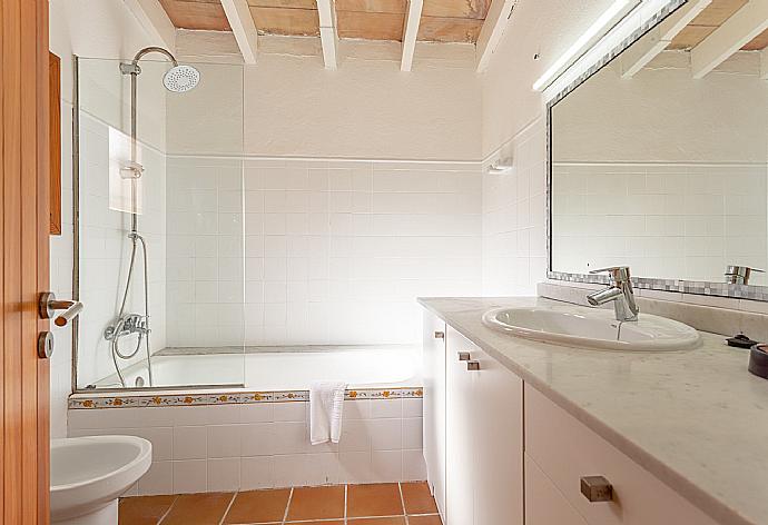 En suite bathroom with bath and shower . - Can Fanals . (Galerie de photos) }}