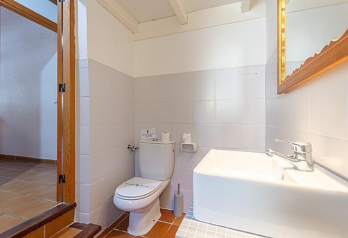 Family bathroom with bath and shower . - Can Fanals . (Galleria fotografica) }}