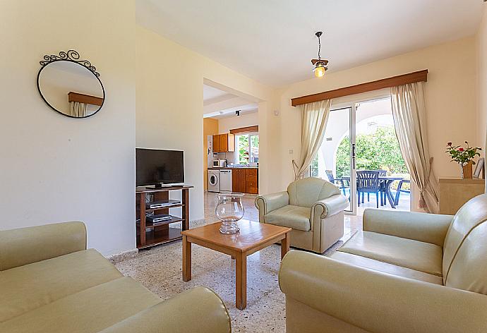 Open-plan living room with dining area, kitchen, WiFi Internet, Satellite TV, DVD player, and terrace access . - Sun Beach Villa Thio . (Galleria fotografica) }}