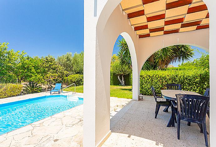 Private pool and terrace . - Sun Beach Villa Thio . (Galerie de photos) }}