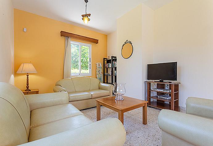 Open-plan living room with dining area, kitchen, WiFi Internet, Satellite TV, DVD player, and terrace access . - Sun Beach Villa Thio . (Fotogalerie) }}