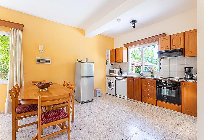 Open-plan living room with dining area, equipped kitchen, WiFi Internet, Satellite TV, DVD player, and terrace access . - Sun Beach Villa Thio . (Galleria fotografica) }}