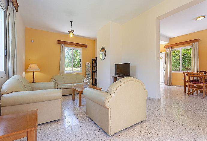 Open-plan living room with dining area, kitchen, WiFi Internet, Satellite TV, DVD player, and terrace access . - Sun Beach Villa Thio . (Galleria fotografica) }}