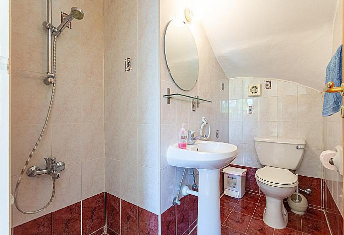 Family bathroom with overhead shower . - Sun Beach Villa Thio . (Fotogalerie) }}