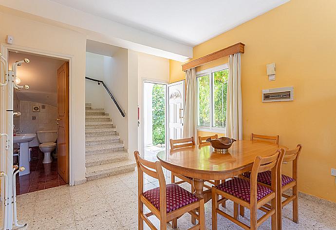 Open-plan living room with dining area, kitchen, WiFi Internet, Satellite TV, DVD player, and terrace access . - Sun Beach Villa Thio . (Galleria fotografica) }}