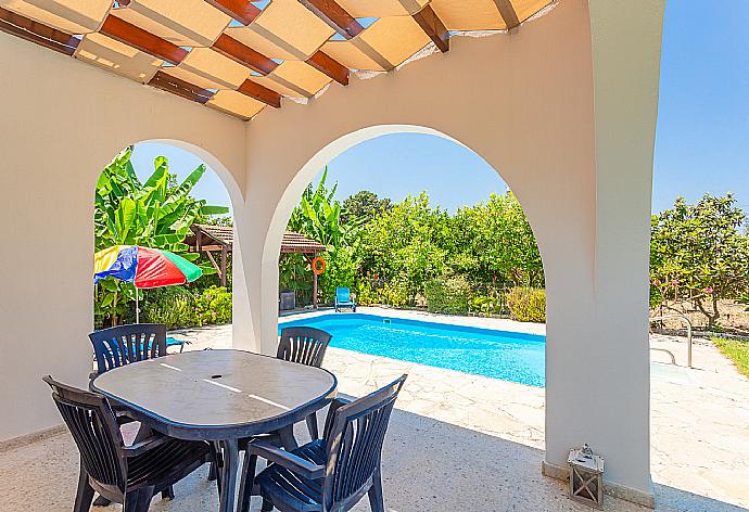 Sheltered terrace area . - Sun Beach Villa Thio . (Galerie de photos) }}