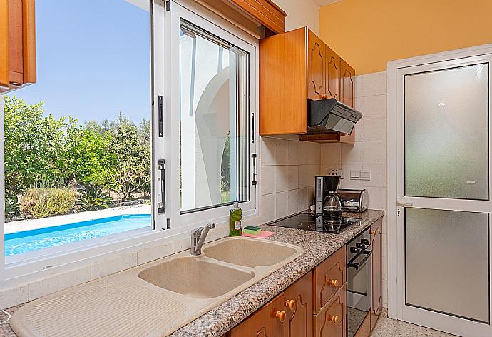 Equipped kitchen . - Sun Beach Villa Thio . (Fotogalerie) }}