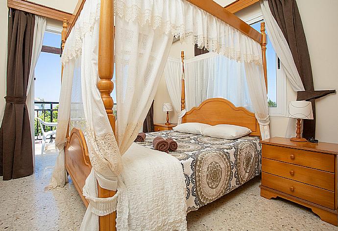 Double bedroom with en suite bathroom, A/C and balcony access with sea views . - Sun Beach Villa Thio . (Галерея фотографий) }}